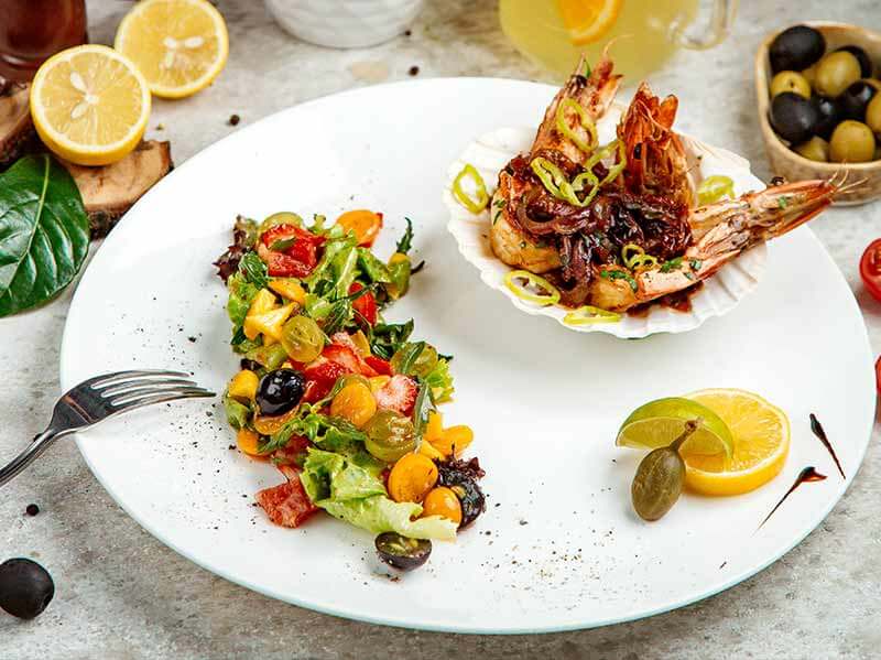 Mixed vegetable salad with sea food