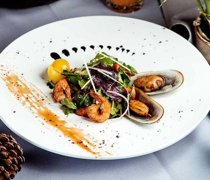 Vegetable salad with fried shrimps