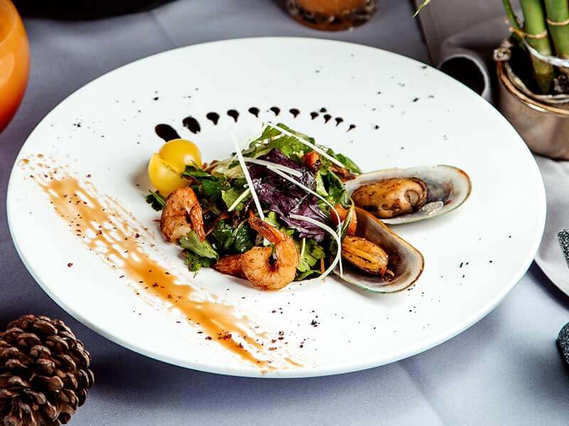 Vegetable salad with fried shrimps
