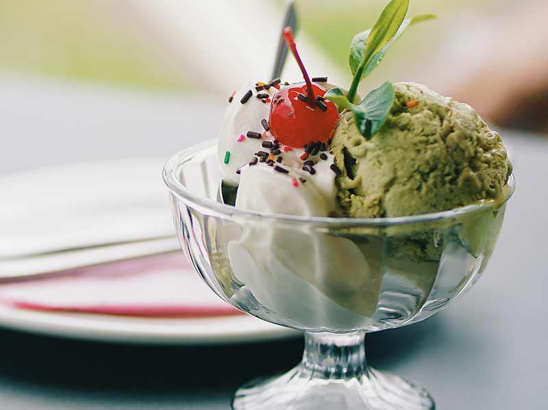 Pistachio and vanilla ice cream with fruits