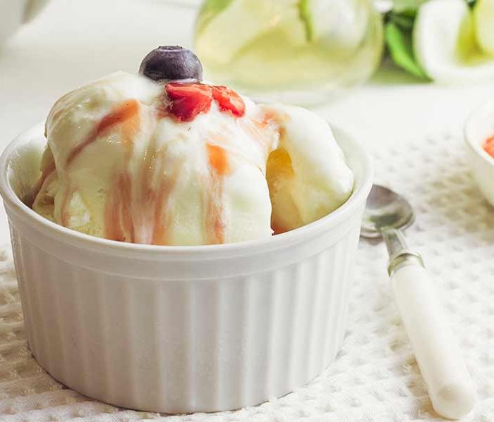 Vanilla ice cream with fruits and caramel