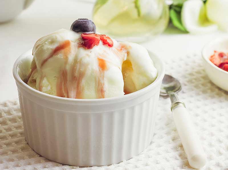 Vanilla ice cream with fruits and caramel